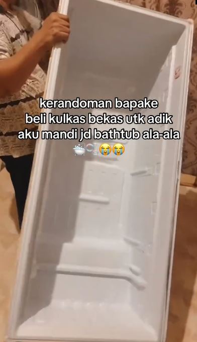Awalnya dikira nyeleneh, ide unik ayah sulap kulkas bekas jadi bathtub mandi anaknya ini kreatif pol