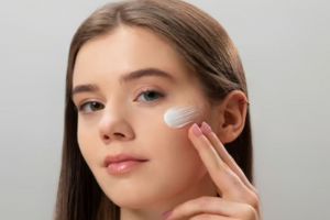 Tanpa pakai putih telur, ini cara mengatasi penuaan dini pada wajah dengan 1 jenis daun penyedap