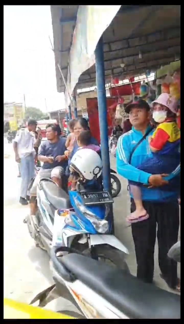 Momen warga Rajeg Tangerang geger karena bau menyengat, pas tahu penyebabnya auto bikin bergidik