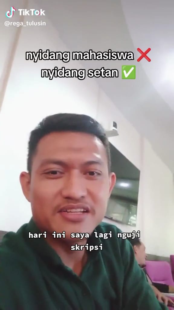 Momen mahasiswa sidang skripsi pakai kostum horor ini bikin ngeri, alasan di baliknya kreatif pol