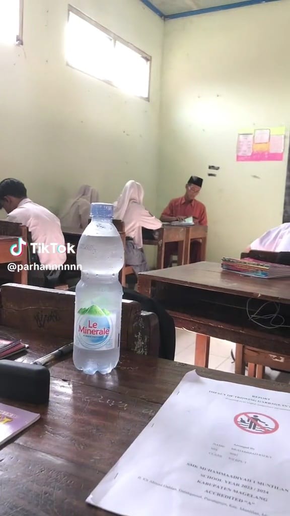 Jatuhnya nekat bin nyeleneh, kelakuan murid di kelas asyik makan pas lagi ujian bikin tepuk jidat