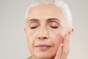 Tak perlu kentang, ini trik membuat masker botoks alami buat wajah kendur pakai 1 jenis bahan pemanis