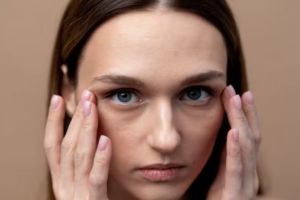 Tanpa lemon dan timun, ini cara cerahkan kantung mata menghitam pakai 1 jenis buah-buahan