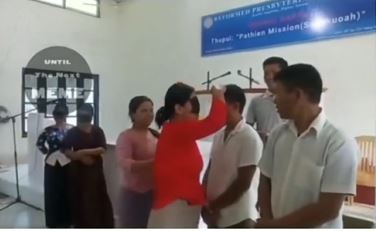 Cara istri mengenali suaminya saat jalan tutup mata ini agak lain, cuma satu sentuhan langsung paham