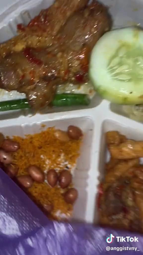 Wanita ini dapat nasi berkat berisi lauk mirip daging, pas dilihat dua kali bikin tepuk jidat