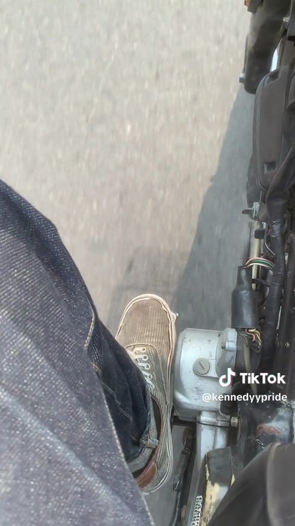 Motor bebek ini berasa matic karena satu spare part rusak, bikin ngakak sekaligus deg-degan