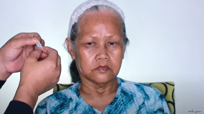 Bukti makeup itu ajaib, potret nenek 70 tahun di-makeup jadi boneka Barbie ini hasilnya bebas kerutan