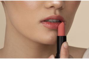 Hasilnya pigmented bak makeup mahal, ini trik membuat lipstik nude hanya pakai 1 jenis umbi-umbian