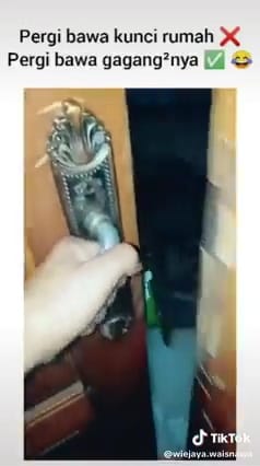Aksi pria bikin tutorial mengunci pintu tanpa kunci ini mindblowing banget, ada yang tertarik meniru?