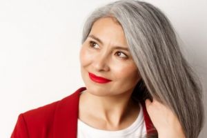 Tak perlu tambahan henna, begini trik hitamkan kembali rambut beruban dengan 1 jenis kulit bumbu dapur