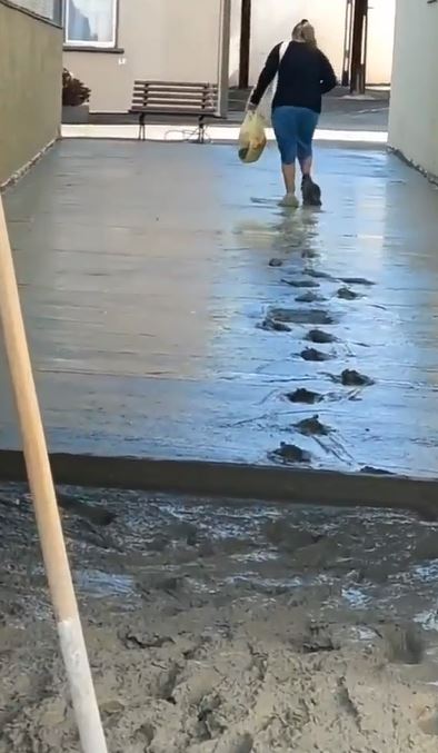 Momen emak-emak dengan santainya lewati jalan yang baru dicor, kaum bapak-bapak cuma bisa pasrah