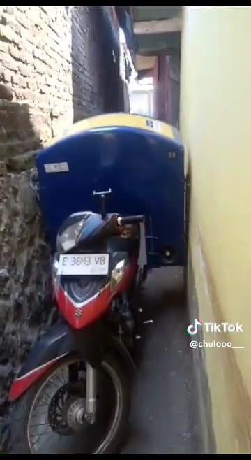 Momen motor pedagang keliling kejebak di gang sempit ini aslinya ngenes, tapi kocak juga