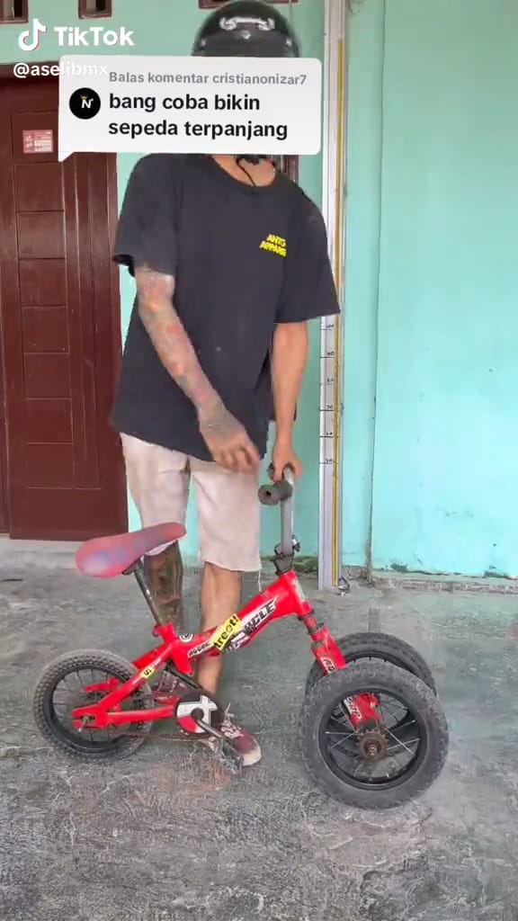 Pria ini modifikasi sepeda bocil jadi super panjang, cara kendarainya di luar dugaan