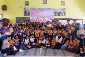 Melalui permainan & buku bacaan, mahasiswa UB Malang asah kemampuan literasi siswa SD di lereng Bromo