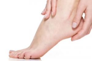 Bukan pakai kopi, ini cara cerahkan mata kaki hitam dan kapalan dengan 1 produk pembersih gigi