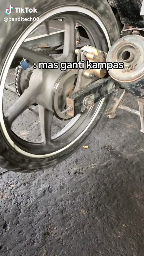 Akibat kampas rem tak pernah diganti, bentuk piringan pada ban motor ini nggak keruan abis