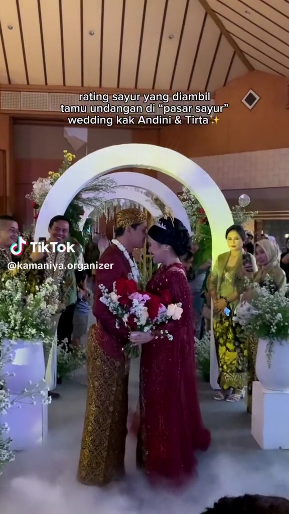 Gegara suvenir antimainstream resepsi nikahan ini berubah jadi pasar sayur, tamu emak-emak auto borong