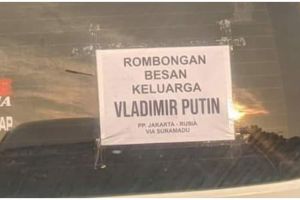 11 Tulisan pengumuman kocak di belakang mobil bikin gagal fokus, ada rombongan besan Vladimir Puti