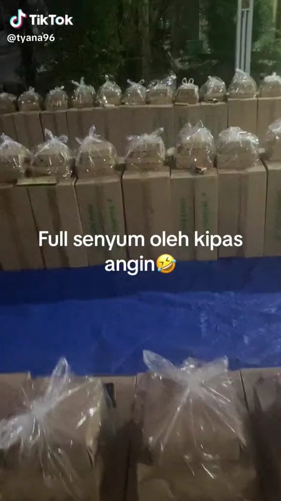 Alih-alih nasi daun jati, hajatan di Bojonegoro ini beri bingkisan tak terduga buat tamu undangan