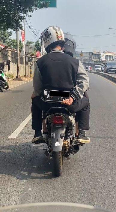 Momen kocak pengendara motor siasati pelat nomor kendaraan di Bogor ini bikin sulit nahan ketawa