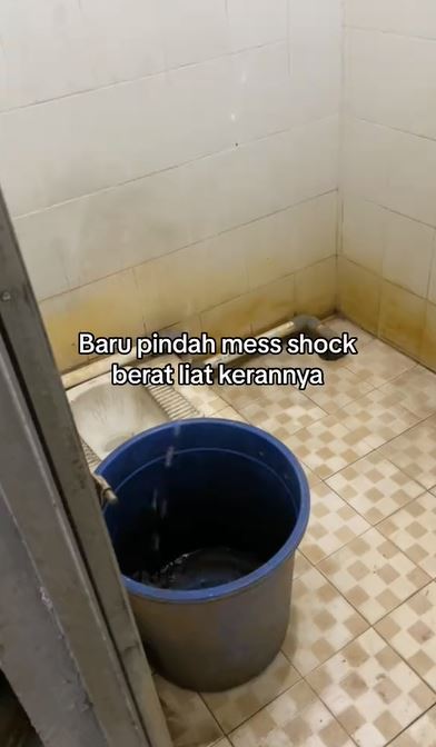Momen kocak penghuni mess syok lihat kran air yang bentuknya nyeleneh, bikin nggak kuat nahan tawa