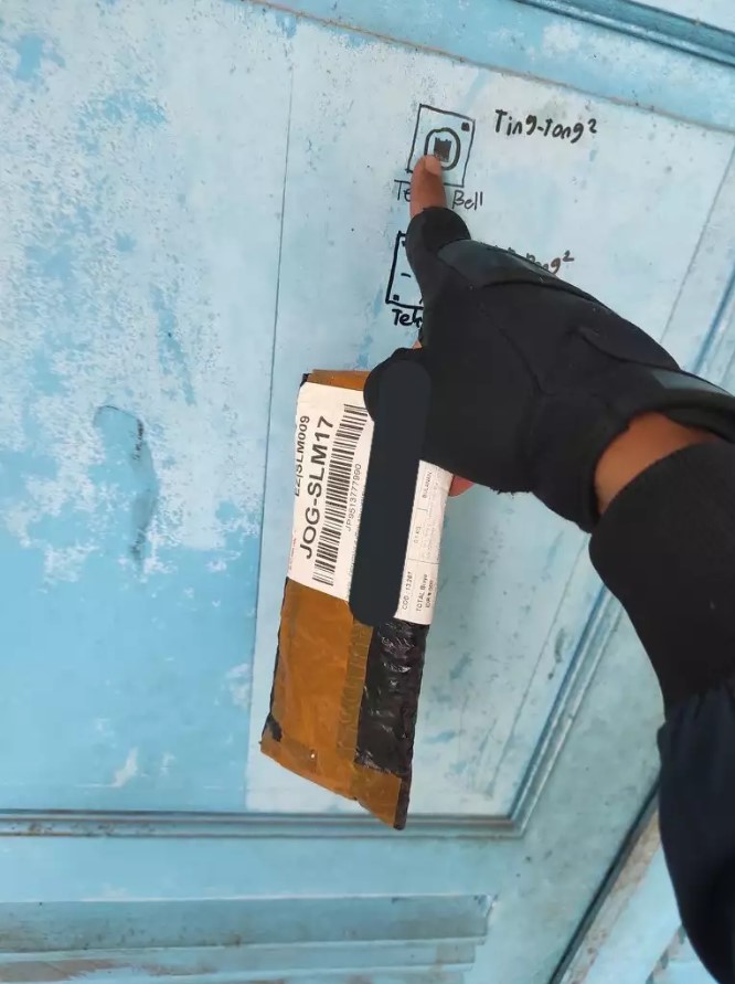 11 Momen lucu kurir saat antar paket ini nyeleneh abis, endingnya bikin tepuk jidat