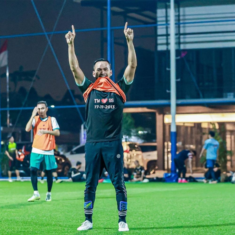 Momen Teuku Wisnu tiru gaya selebrasi Arhan, inisial nama istri di kaus malah jadi ajang tebak-tebakan