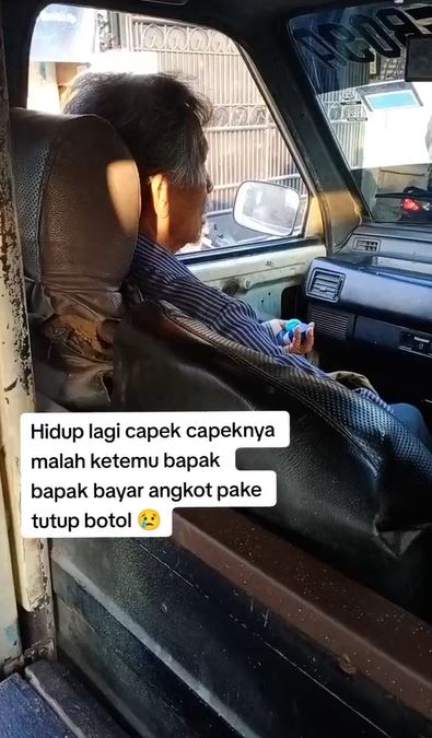 Momen kakek naik angkot tapi bayar pakai tutup botol ini banjir sorotan, tanggapan sopir bikin haru