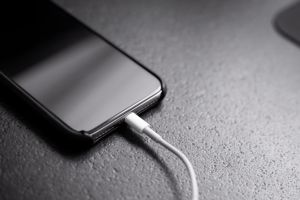 6 Penyebab ponsel lemot saat mengisi daya, gunakan aksesori yang ori