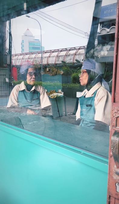Punya konsep unik dan pekerjakan lansia, suasana kafe ini berasa di rumah nenek