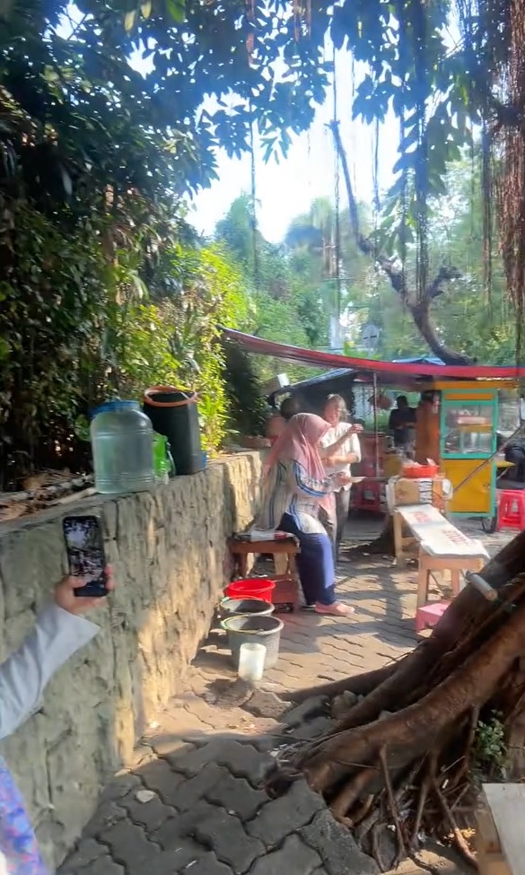 Momen Ussy Sulistiawaty tak gengsi makan di warteg pinggir jalan, porsi makannya bikin fans kaget
