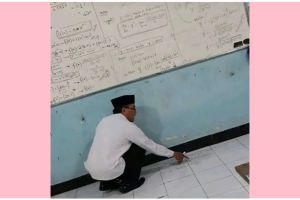 Efek terlalu semangat, 11 potret kocak kelakuan guru saat mengajar di sekolah ini kelewat totalitas