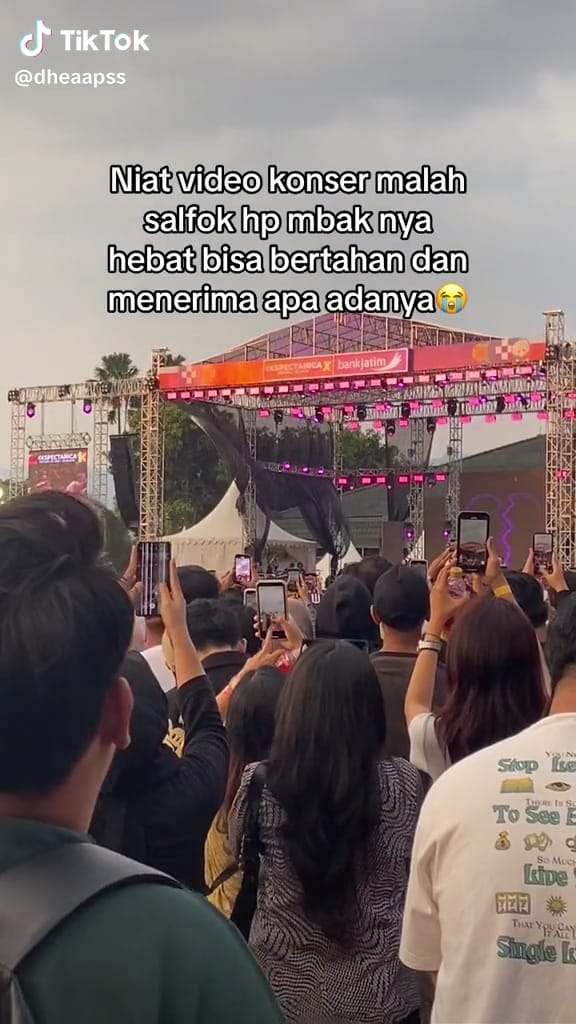 Momen wanita rekam konser pakai HP yang LCD-nya rusak, penampakannya bikin iba