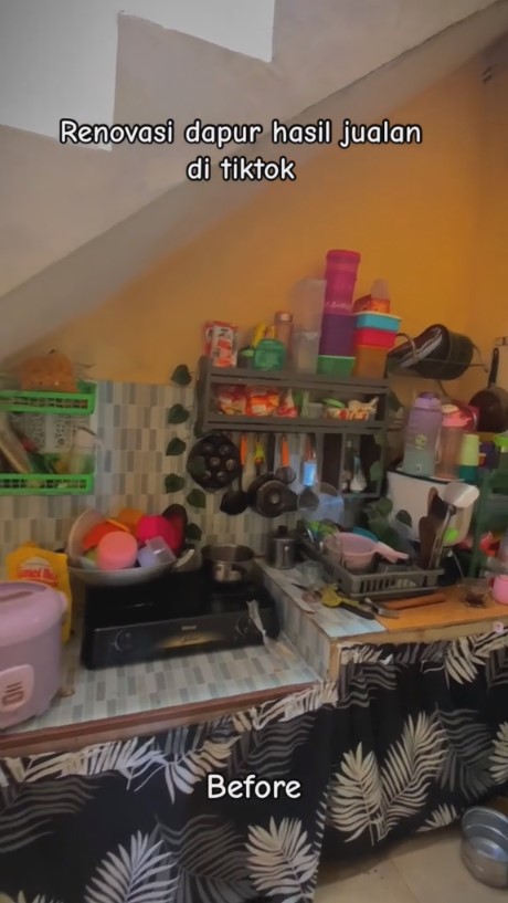 Makeover dapur kolong tangga penuh perkakas, potret hasilnya yang estetik ini bisa jadi ide emak-emak
