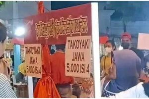 11 Potret kocak tulisan di spanduk dagang makanan ala Jepang ini bikin ketawa geli