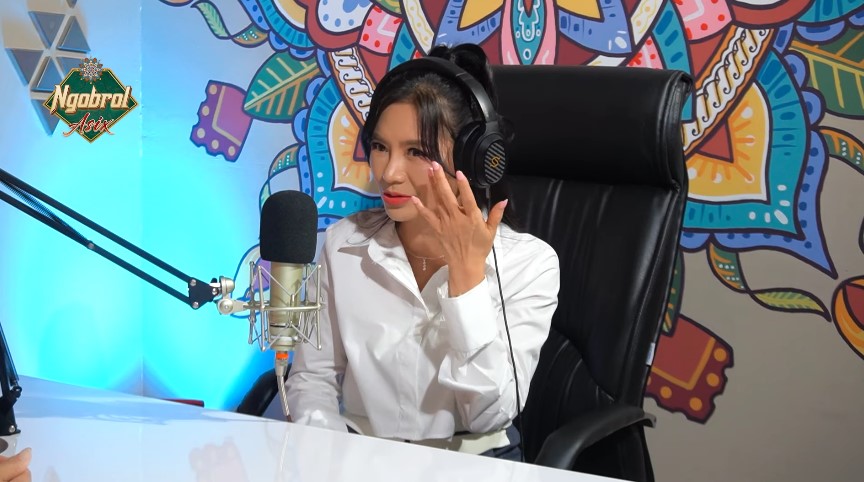Penampilannya kerap dipuji bak gadis di usia 56, ini alasan nenek Puspa Dewi jalani oplas antipenuaan