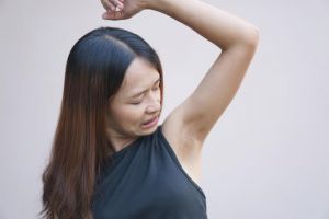 Bukan dioles deodoran, ini trik memutihkan ketiak hitam dan berdaki pakai 1 bahan pemanis
