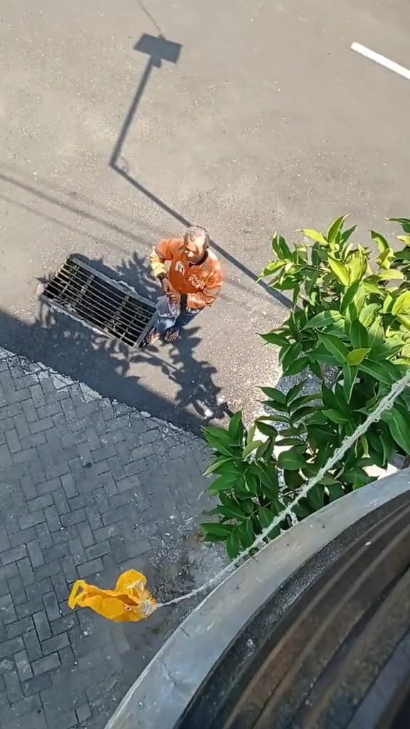 Life hack anak kos malas turun ke lantai 1 saat jemput makanan dari ojol ini cocok buat kaum mager