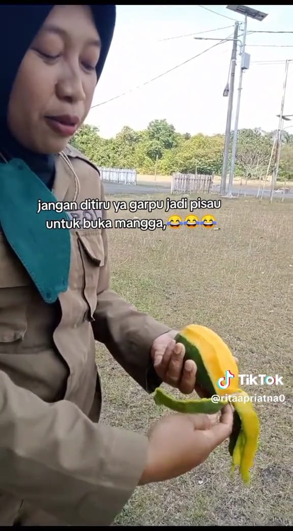 Cara wanita kupas mangga nggak pakai pisau ini sulit ditiru, skillnya di luar nalar
