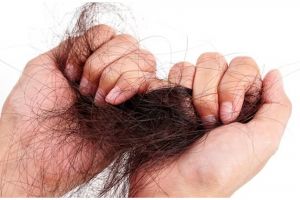 Tak perlu pakai pisang, ini cara atasi rambut rontok parah setelah melahirkan dengan 1 bumbu dapur