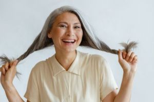 Bukan pakai cengkih dan kopi, begini cara mencegah tumbuhnya rambut beruban dengan 2 jenis daun