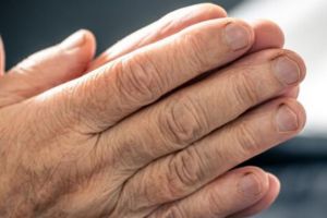 Tak cuma pakai pisang, ini cara atasi keriput dan garis halus di tangan dengan 1 jenis rempah