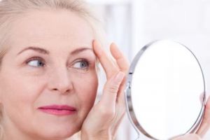 Tanpa tambahan kentang, ini trik samarkan kerutan agar wajah lebih kencang pakai 1 jenis buah-buahan