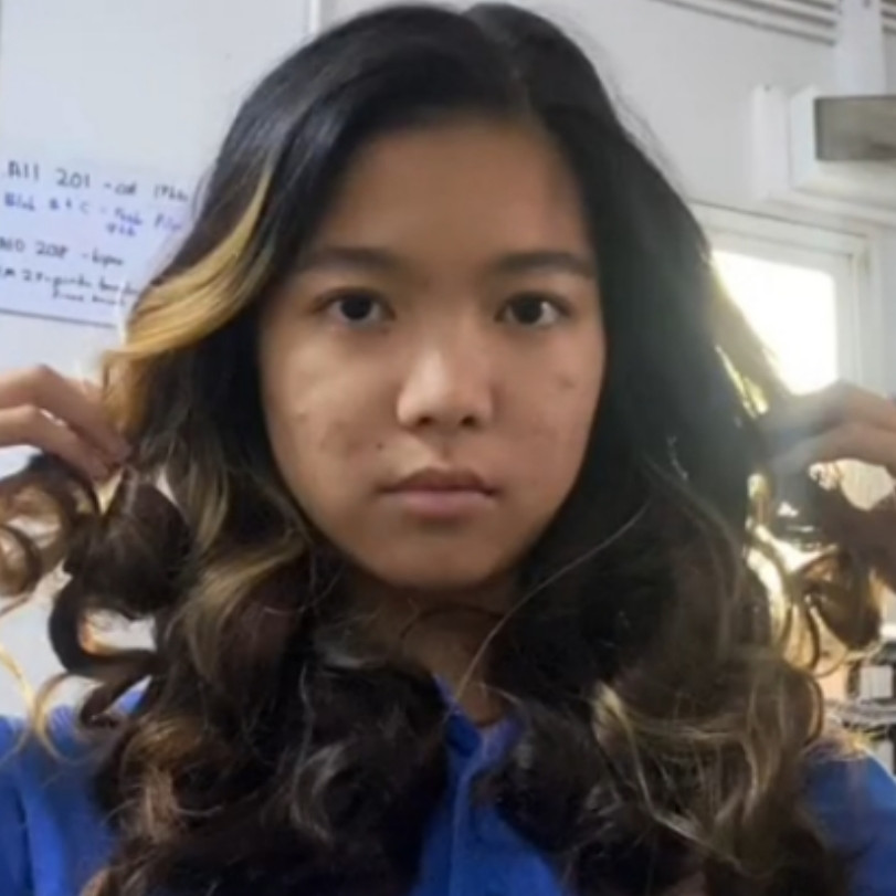 Tanpa hair roller atau catokan, ini tutorial bikin rambut keriting alami pakai 1 jenis alat sekolah