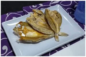 Tanpa garam atau jeruk nipis, ini cara menghilangkan rasa asin berlebih pada ikan asin pakai 1 alat
