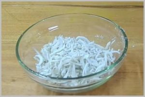 Bukan pakai larutan garam, ini cara menghilangkan rasa asin di ikan asin cuma pakai 1 alat sederhana