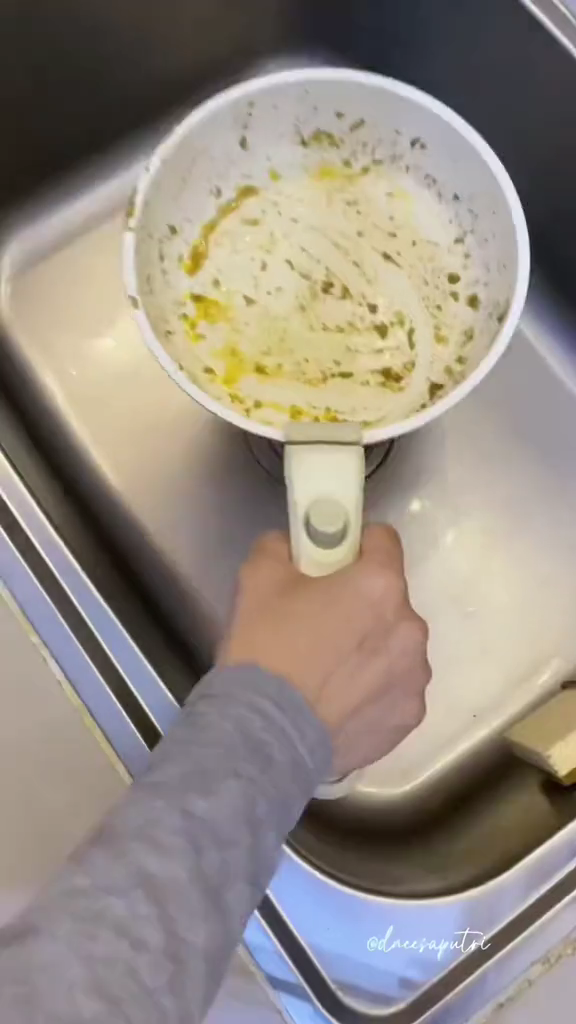 Jangan langsung dicuci pakai sabun, ini cara mudah bersihkan noda lemak di teflon pakai 1 bahan dapur