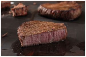 Bukan diberi baking soda atau jahe, ini trik mengempukkan daging hanya dimarinasi pakai 1 jenis buah