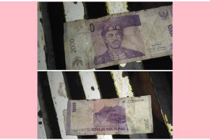 11 Potret kocak momen apes dapat uang kertas ditambal ini penampakannya menipu, bikin ngelus dada