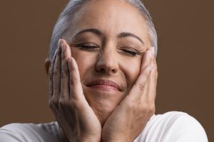 Tanpa tambahan minyak zaitun, ini trik hilangkan kerutan dan flek hitam pakai 1 jenis buah